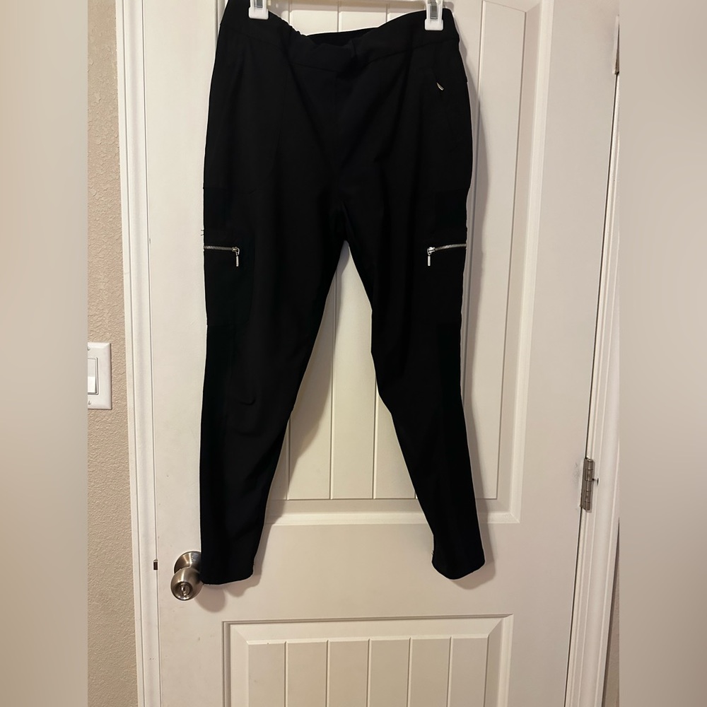 Super cute stretch pants with pockets on back and zipper pockets on sides